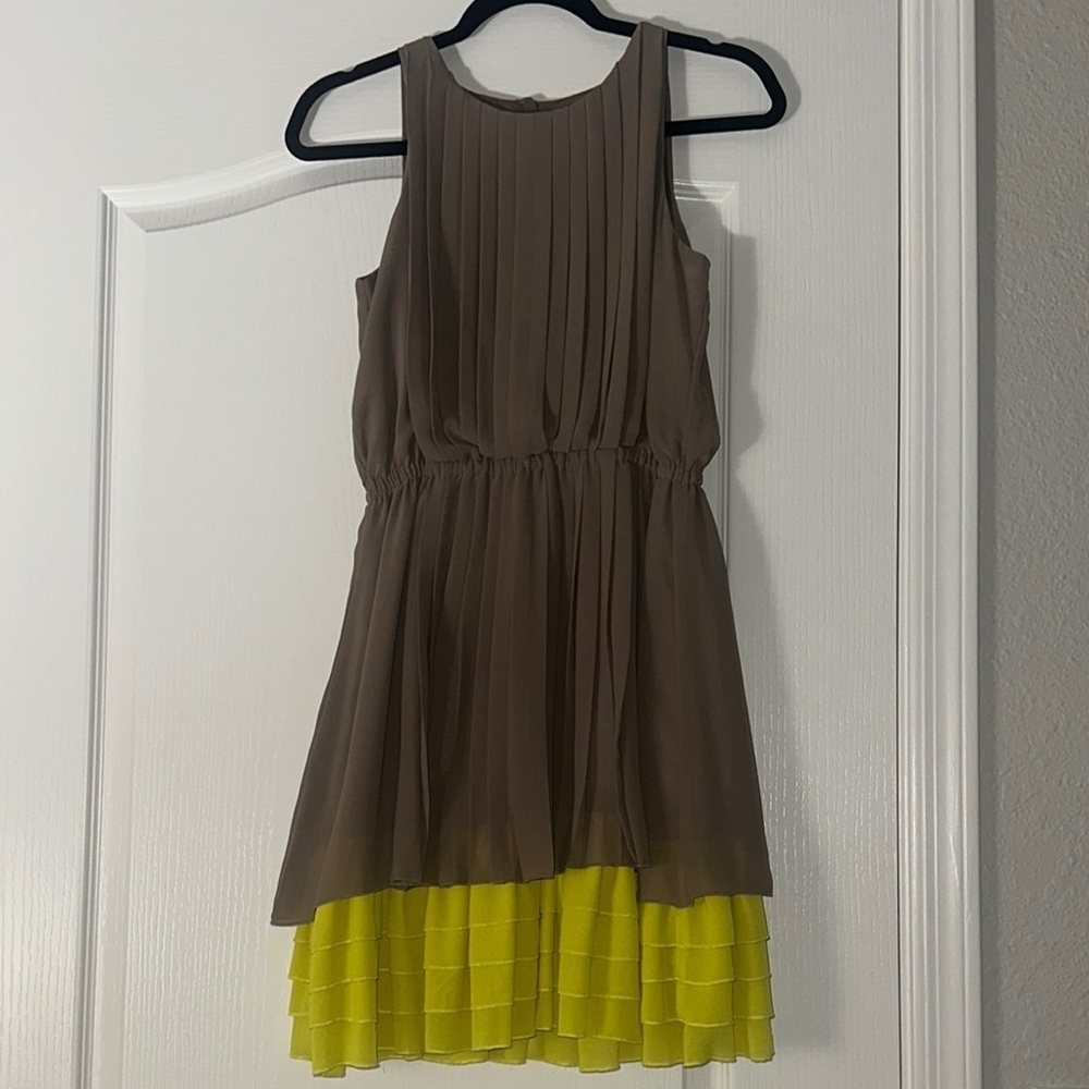 Jessica Simpson XSBrown and Yellow Pleated Dress - Picture 2 of 10